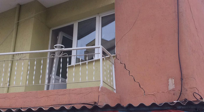 Manisa'da yıkılma tehlikesi olan bina boşaltıldı