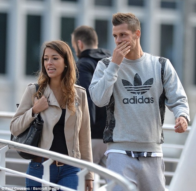 Ünlü futbolcunun mağazada çalışan kız arkadaşı ülkede olay oldu Ünlü futbolcunun mağazada çalışan kız arkadaşı ülkede olay oldu