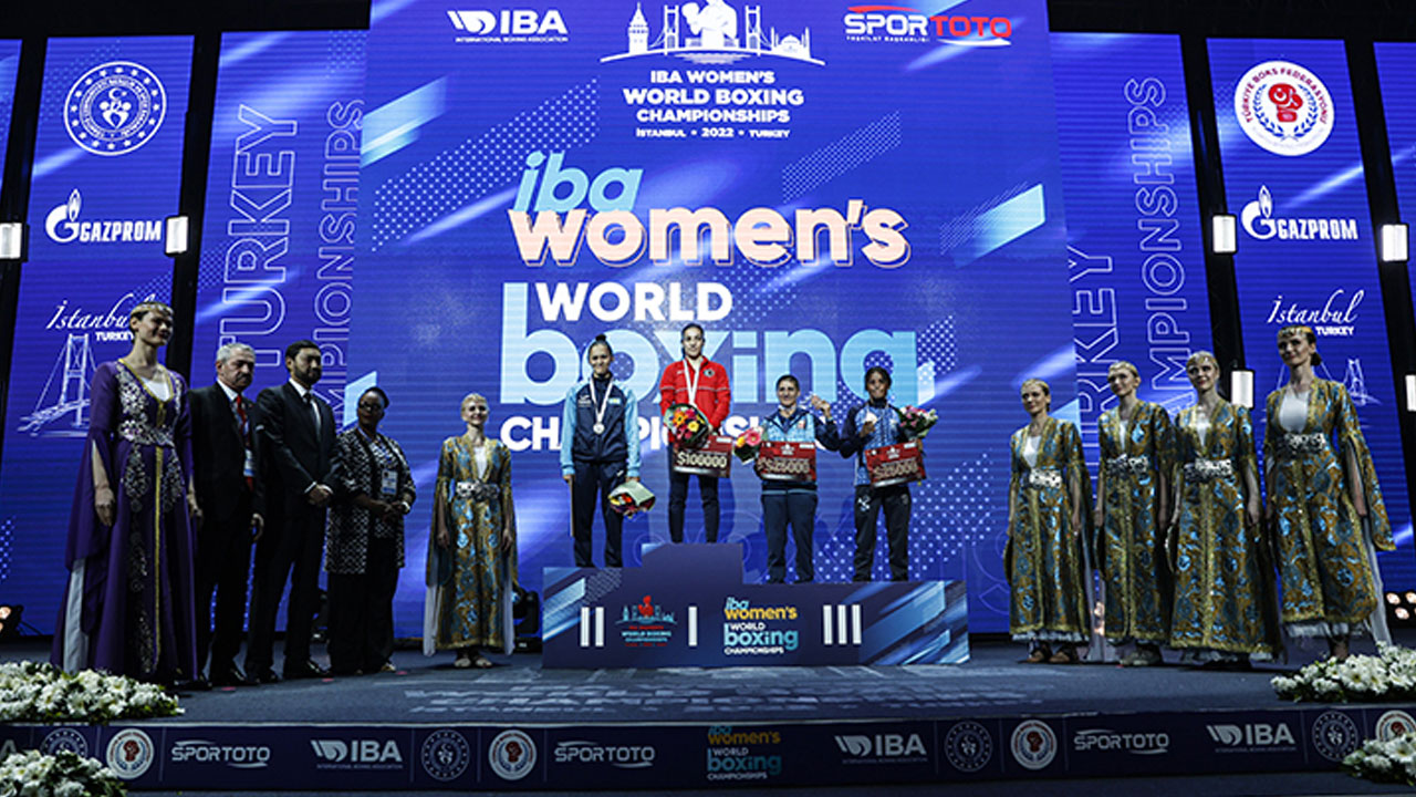 Milli boksör Ayşe Çağırır'dan altın madalya