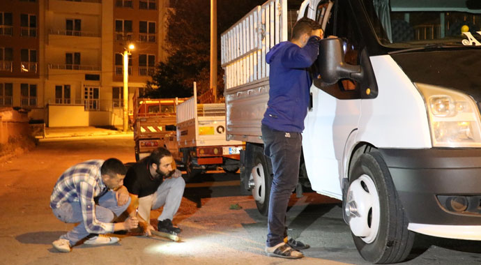 Mahalleliler esrarengiz 2 kişi için ellerinde sopalarla nöbet tutuyor