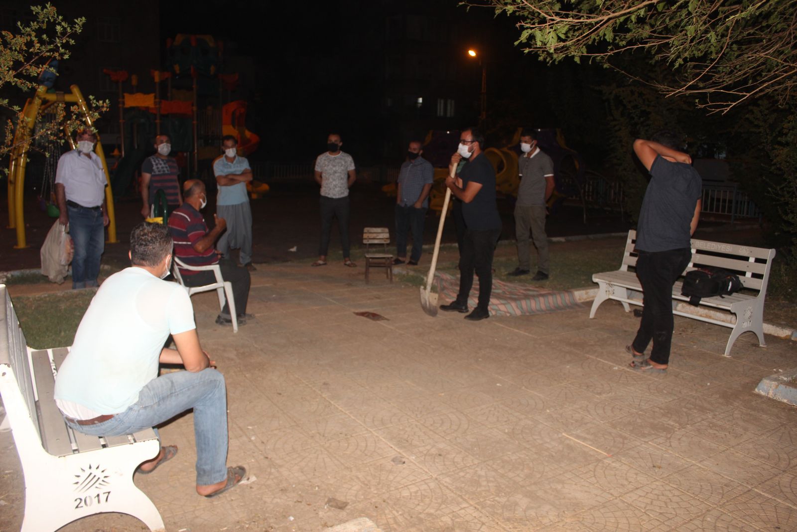 Parkta sopa ve kürekle ‘korku’ nöbeti