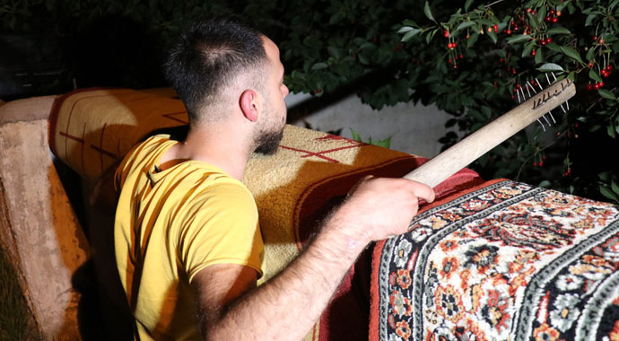 Mahalleliler esrarengiz 2 kişi için ellerinde sopalarla nöbet tutuyor