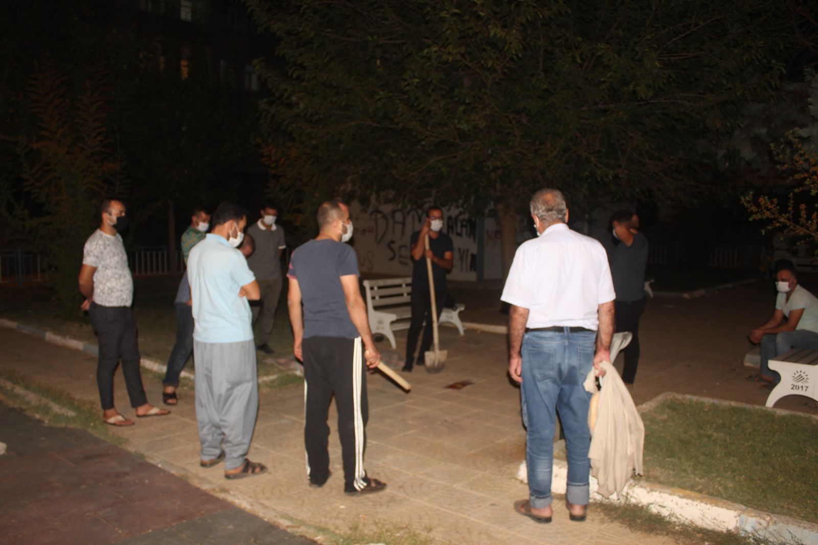 Parkta sopa ve kürekle ‘korku’ nöbeti