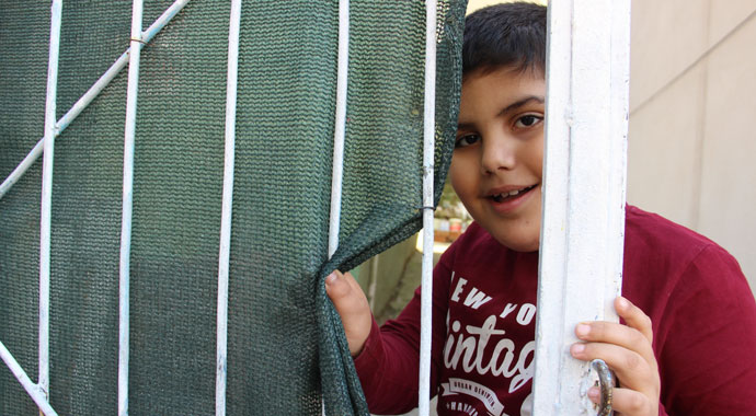 Mahalle baskısı otizmli çocuğu eve hapsetti