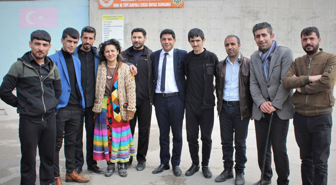 Cezaevine bu kez kelepçeyle değil kostümle girdiler