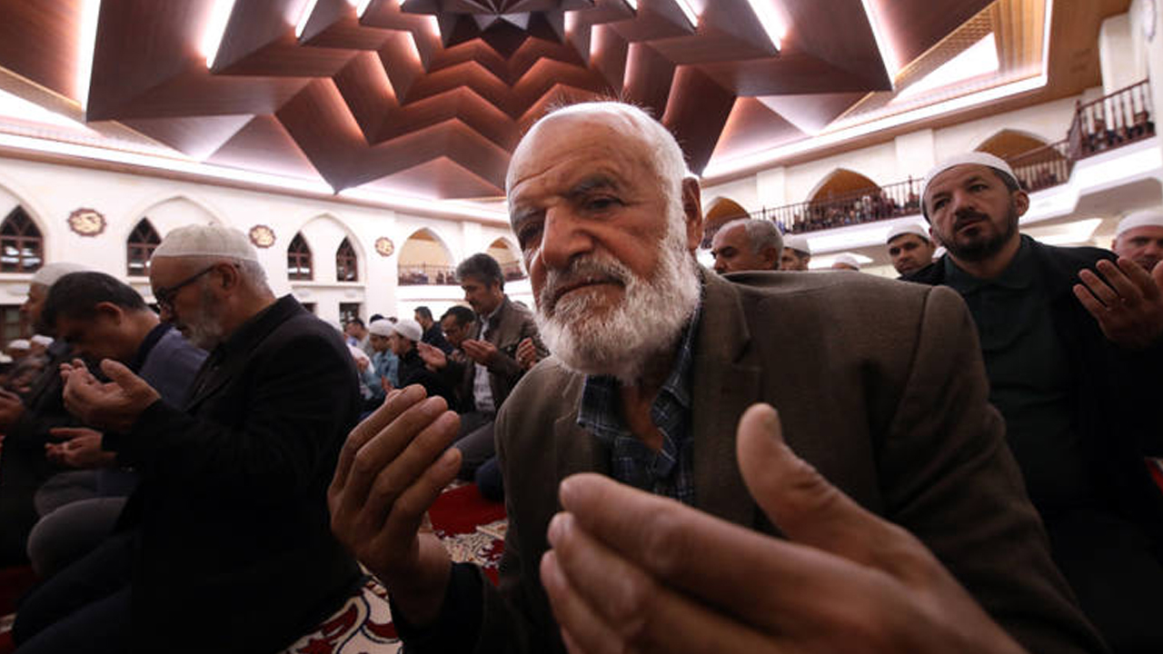 Kadir Gecesi tüm yurtta  dualarla idrak edildi: Ayasofya’da eller semaya yükseldi