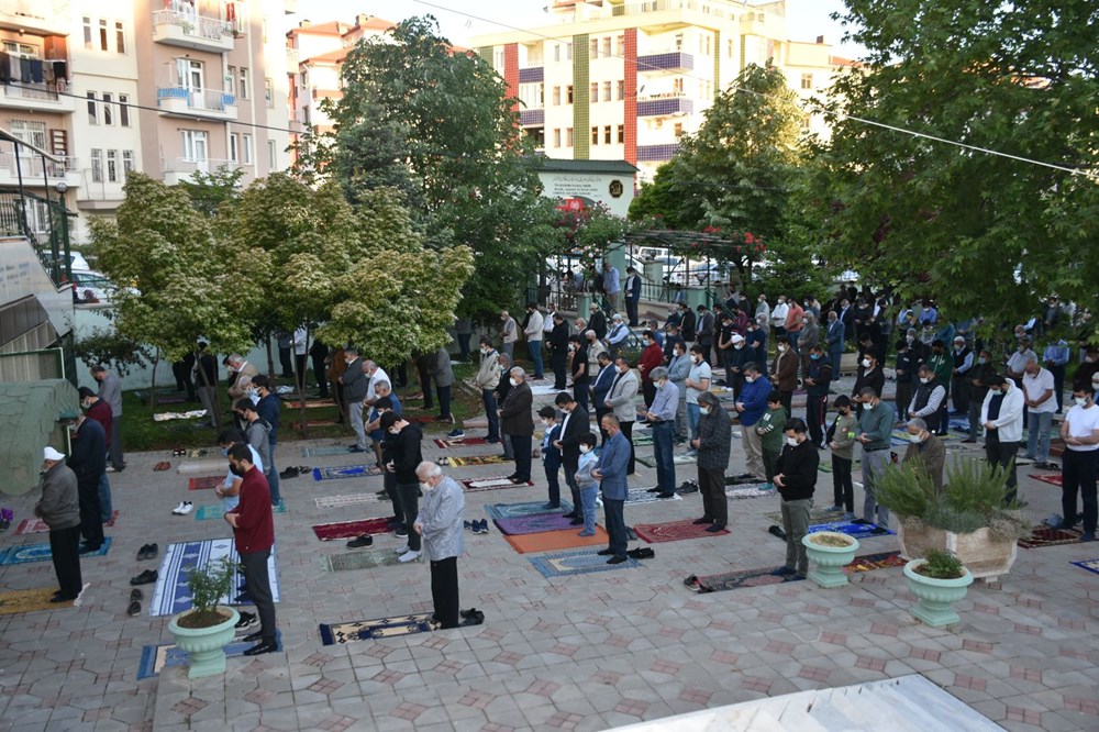 Sosyal mesafe ve maskeli bayram namazı