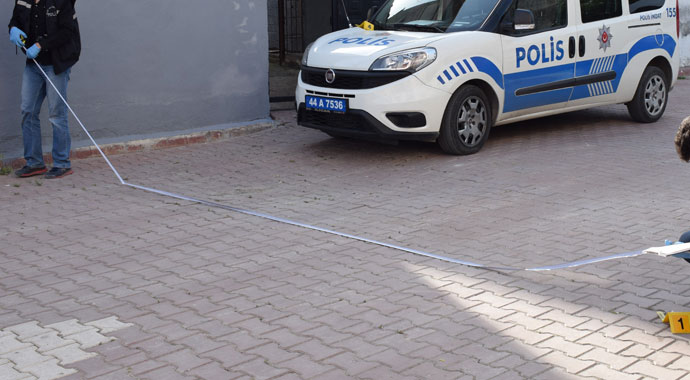 Malatya'da pompalı tüfekle apartmana saldırdılar