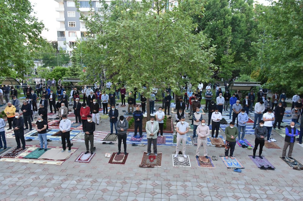 Sosyal mesafe ve maskeli bayram namazı