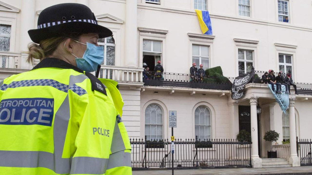 Rus milyarderlere şok! İngiltere ve Fransa'da malikaneleri işgal edildi