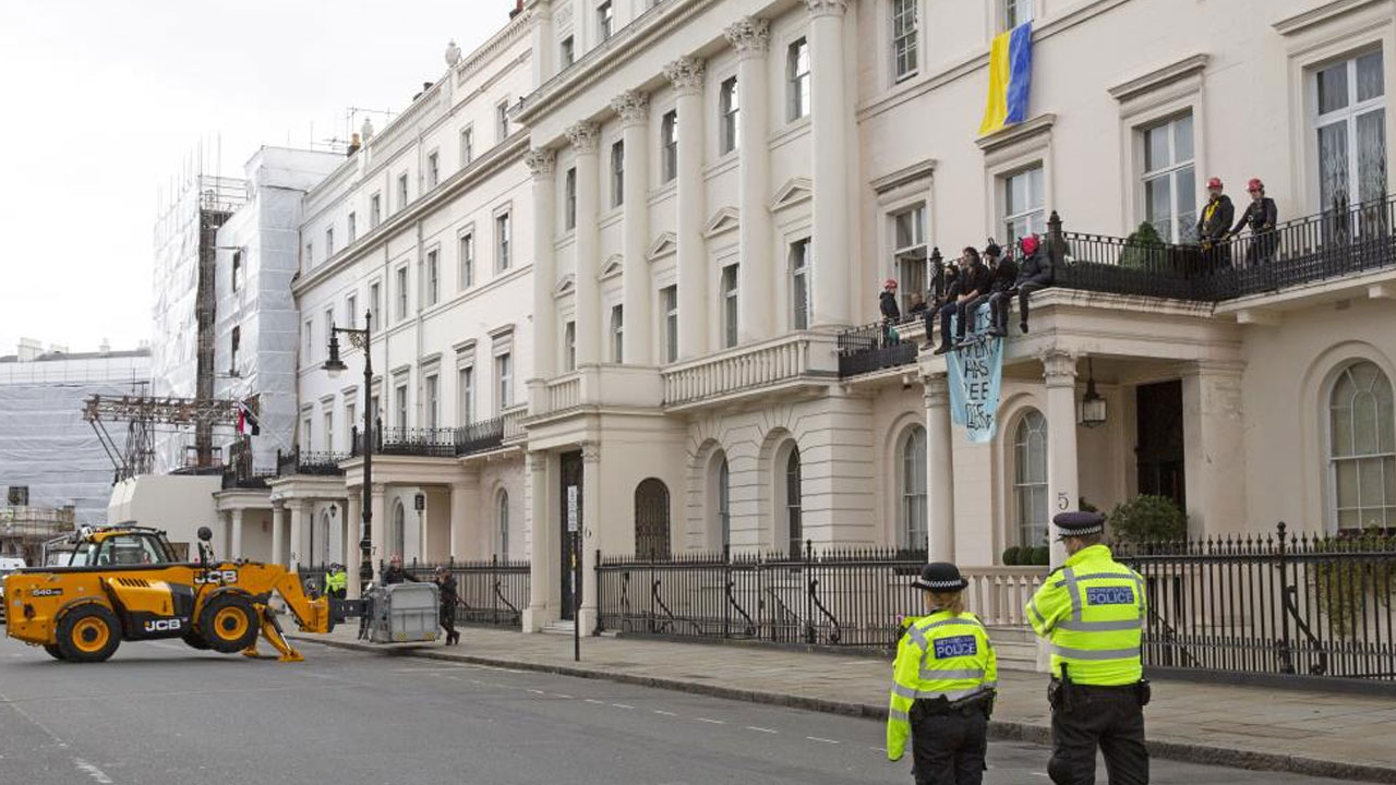 Rus milyarderlere şok! İngiltere ve Fransa'da malikaneleri işgal edildi