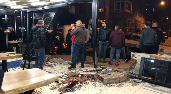 Maltepe'de minibüs pastaneye girdi