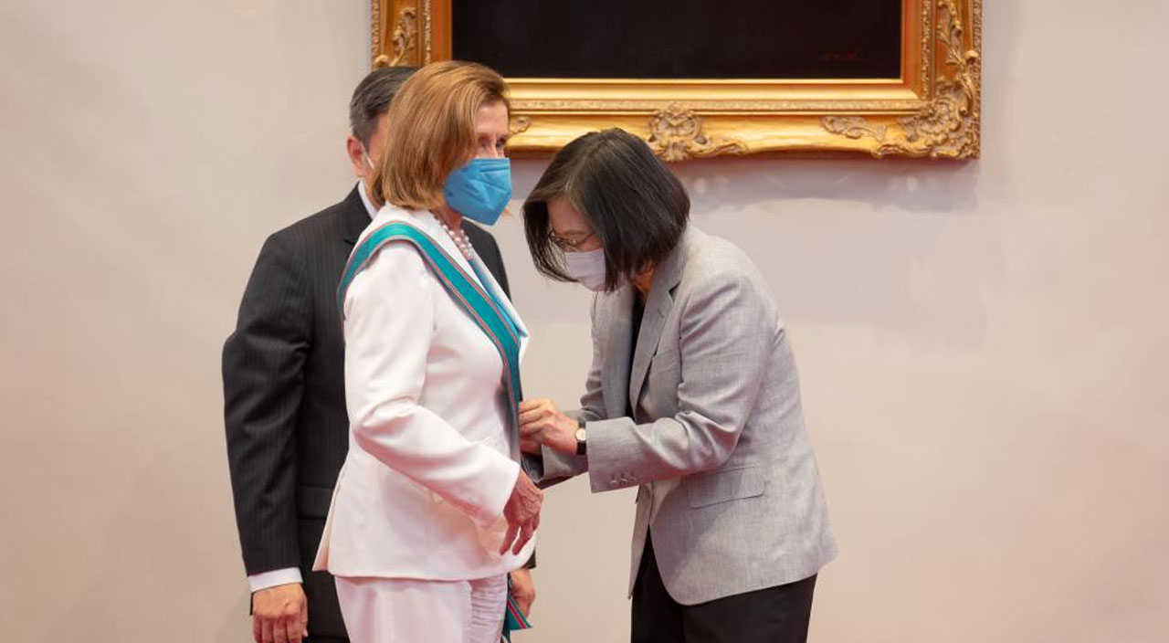 Tayvan liderinden Pelosi'ye şeref madalyası: Çin’den kınama