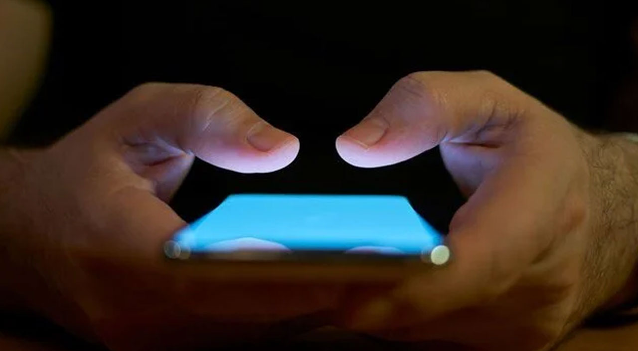 Rekor üstüne rekor kırıyorlar! Günde 4,8 saat cep telefonu uygulamalarına ayrılıyor Rekor üstüne rekor kırıyorlar! Günde 4,8 saat cep telefonu uygulamalarına ayrılıyor