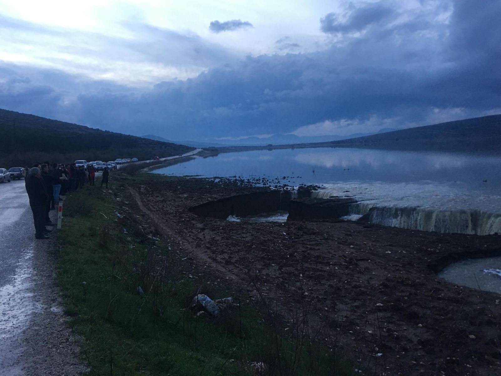 Menderes'te yağmur sularının biriktiği arazide derin çatlak oluştu