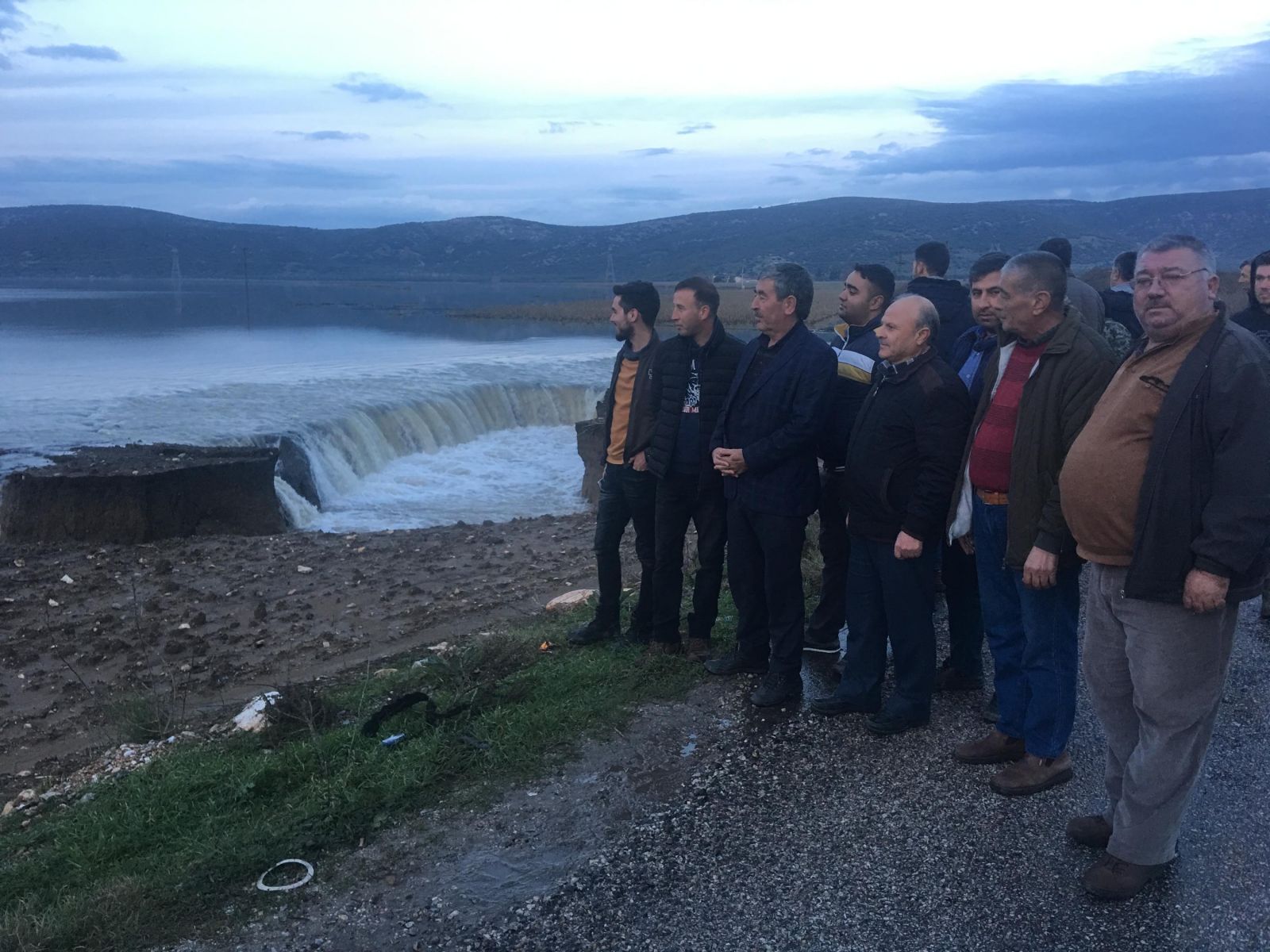 Menderes'te yağmur sularının biriktiği arazide derin çatlak oluştu