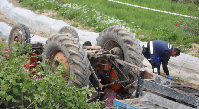 Eşinin kullandığı traktörün altında hayatını kaybetti