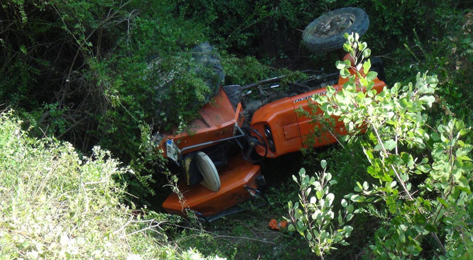 Manavgat'ta traktör uçuruma devrildi: 1 ölü, 1 yaralı
