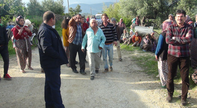Eşinin kullandığı traktörün altında hayatını kaybetti