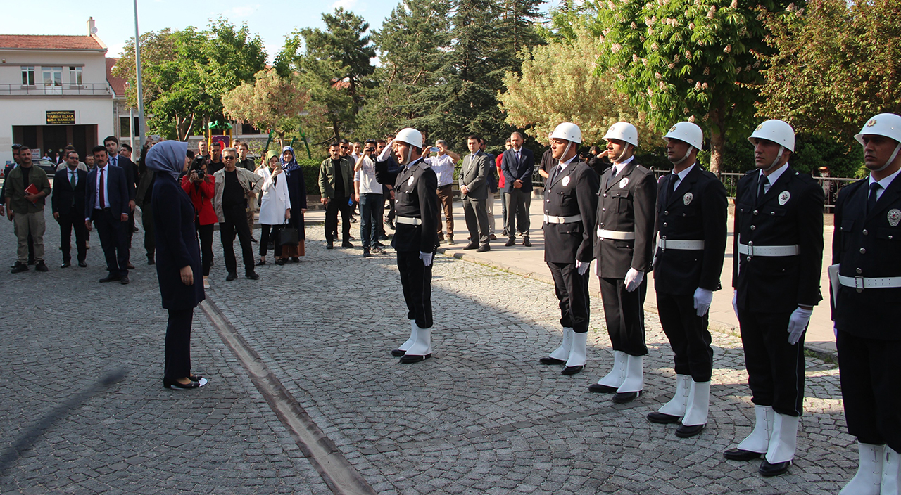Türkiye’nin ilk başörtülü valisi Afyon'da göreve başladı