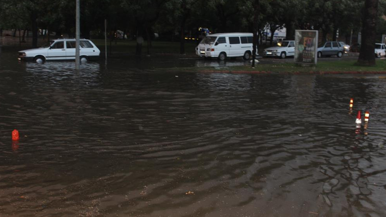 20 dakikalık sağanak yolları göle çevirdi!