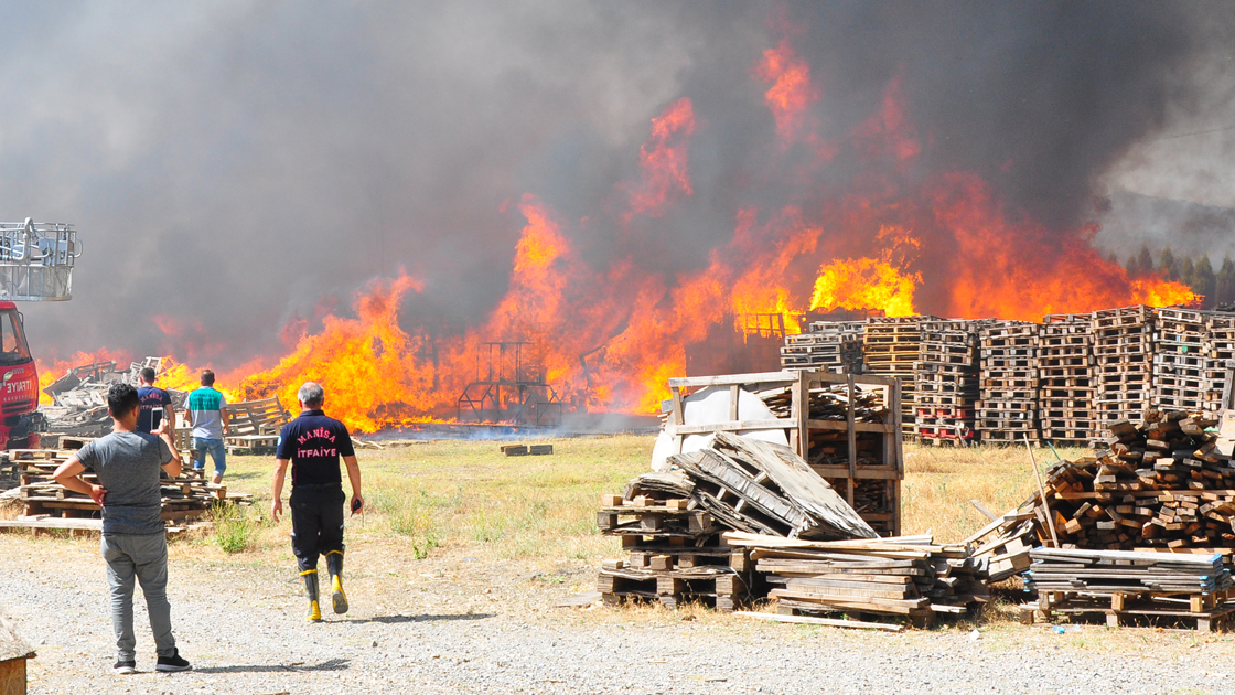 Manisa'da palet fabrikasında yangın
