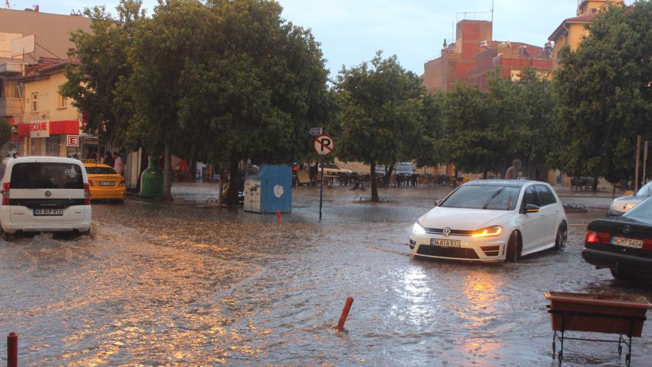20 dakikalık sağanak yolları göle çevirdi!