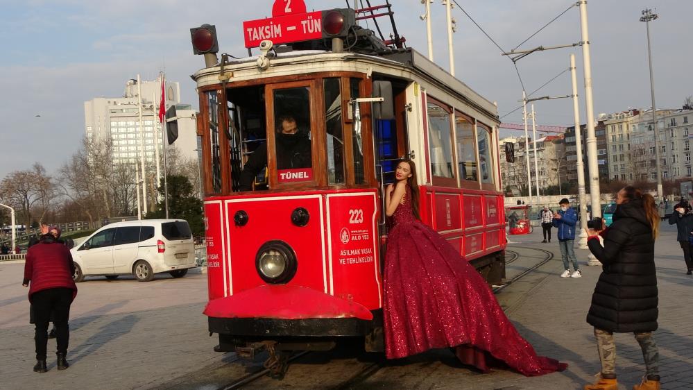 Taksim’de gözler ona çevrildi, görenler dönüp tekrar tekrar baktı