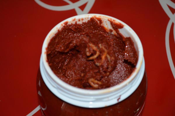 Marketten aldığı salçanın içinden çıkanlar şoka soktu!