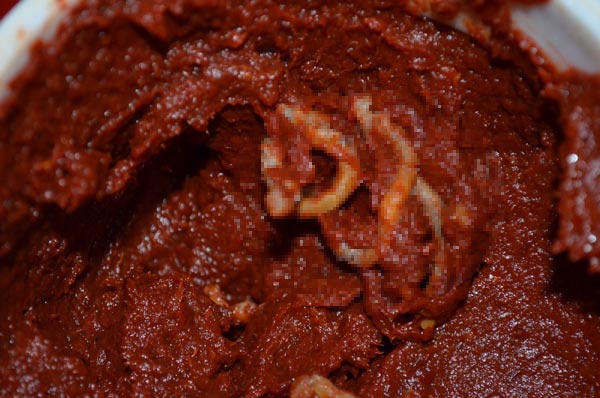 Marketten aldığı salçanın içinden çıkanlar şoka soktu!