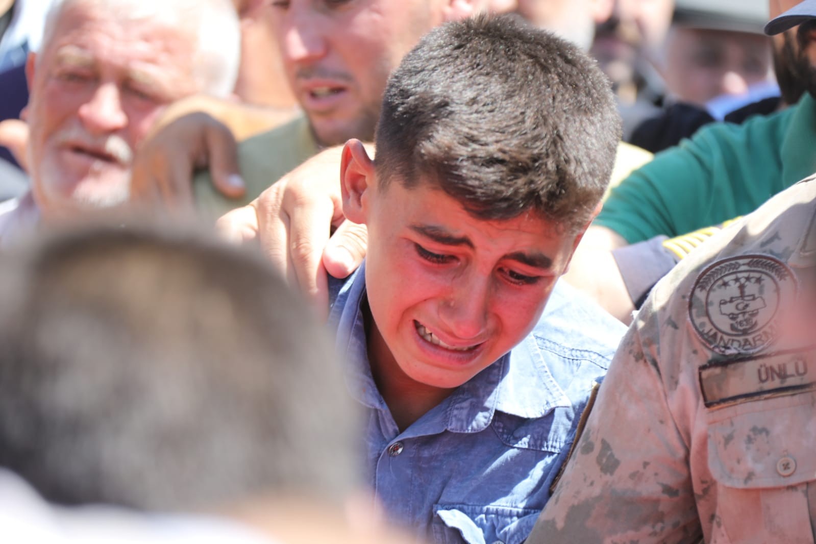 Şehit asker son yolculuğuna gözyaşlarıyla uğurlandı Şehit asker son yolculuğuna gözyaşlarıyla uğurlandı