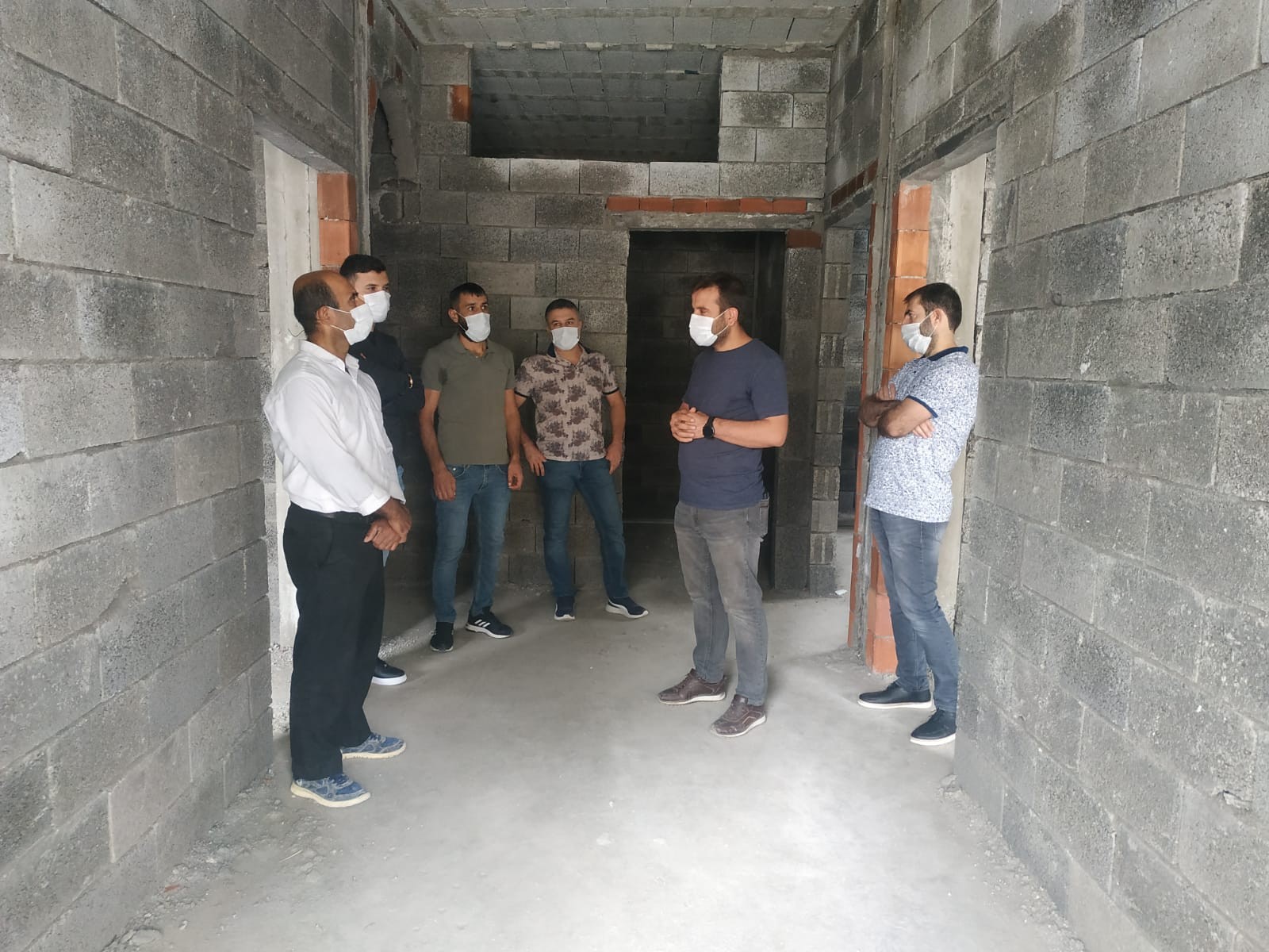 Mardin esnafından örnek davranış, evleri küle dönen aileye yeni bir ev yaptılar