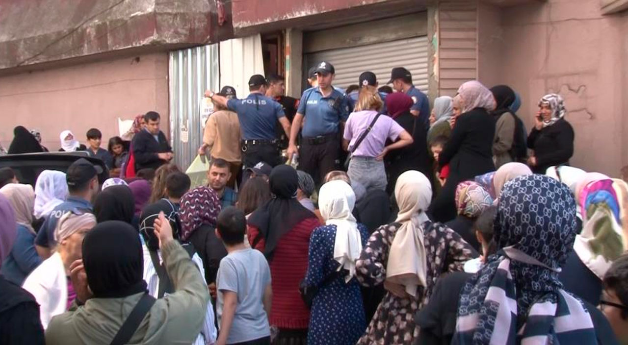 İndirimi duyan akın etti, mağaza önündeki izdihama polis müdahale etti