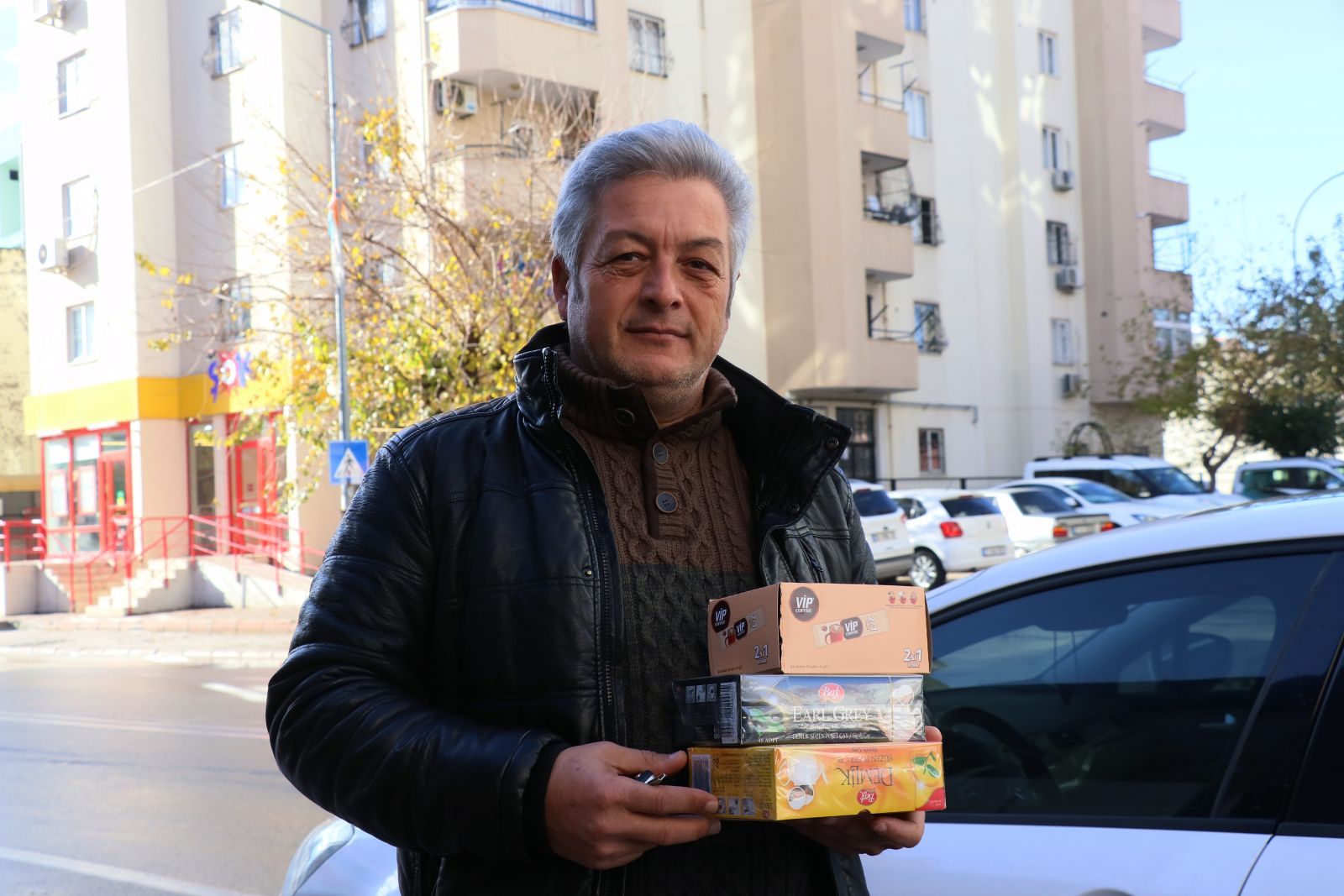 Ücretli poşete tepki gösterip ürünleri ellerinde taşıdılar