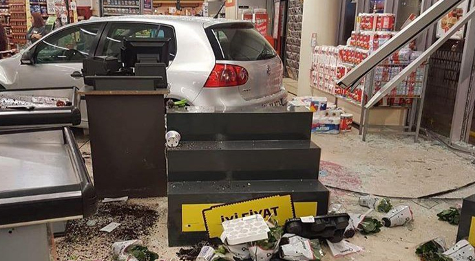 Fren yerine gaza basan otomobil markete daldı