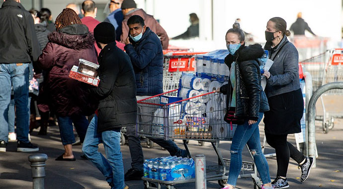 Karantina öncesi panik! İngiltere’de tuvalet kâğıtları sayılı satılıyor