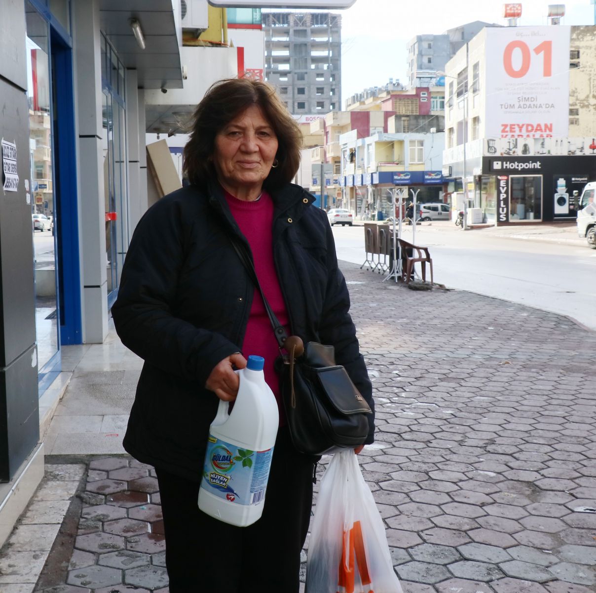 Ücretli poşete tepki gösterip ürünleri ellerinde taşıdılar