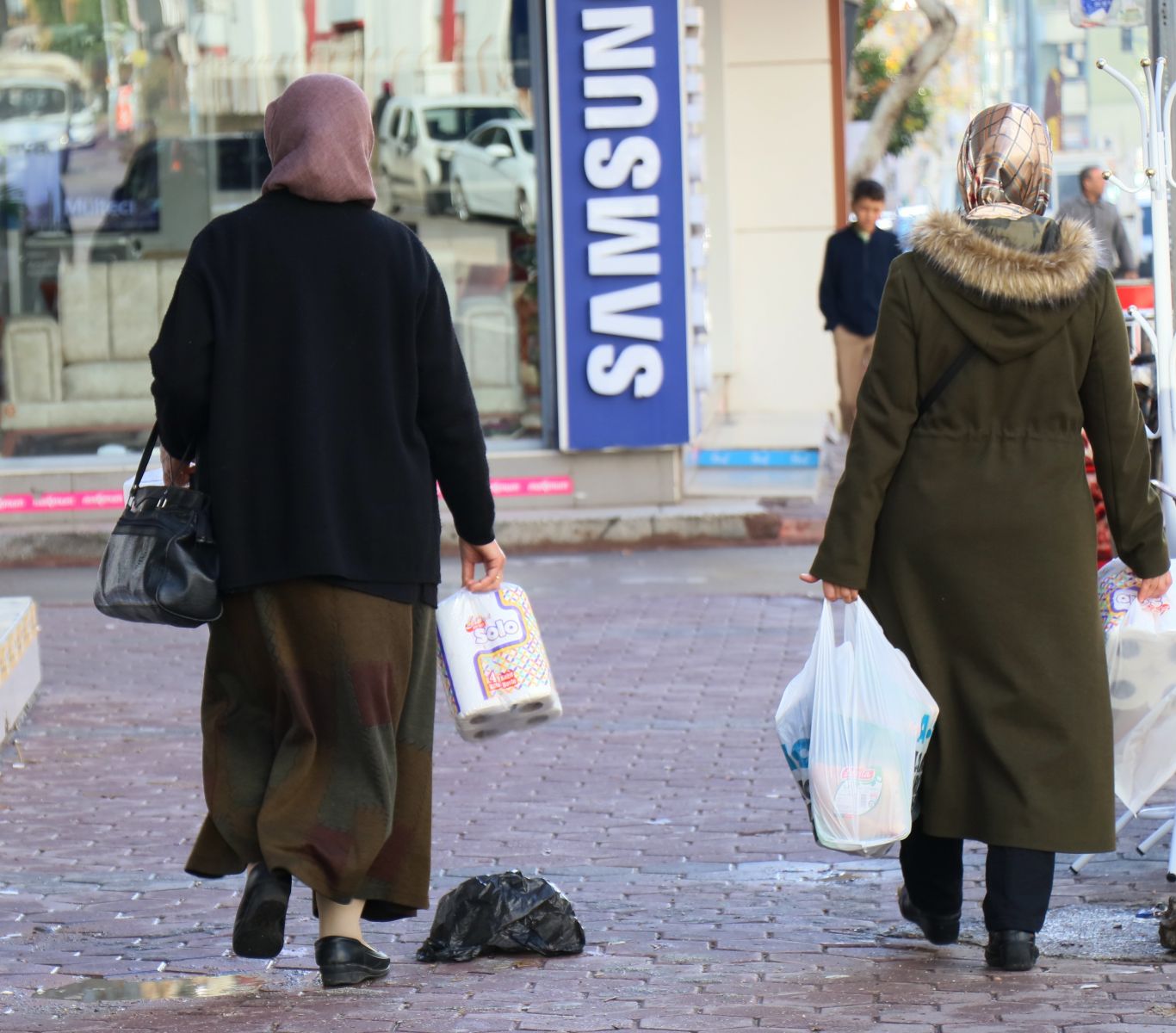 Ücretli poşete tepki gösterip ürünleri ellerinde taşıdılar