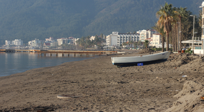 Marmaris'te deniz çekilmesi endişeye neden oldu