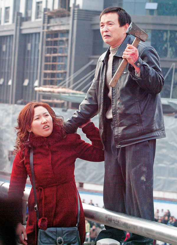 Marangozun eylemi: Paramı verin yoksa doğrarım!