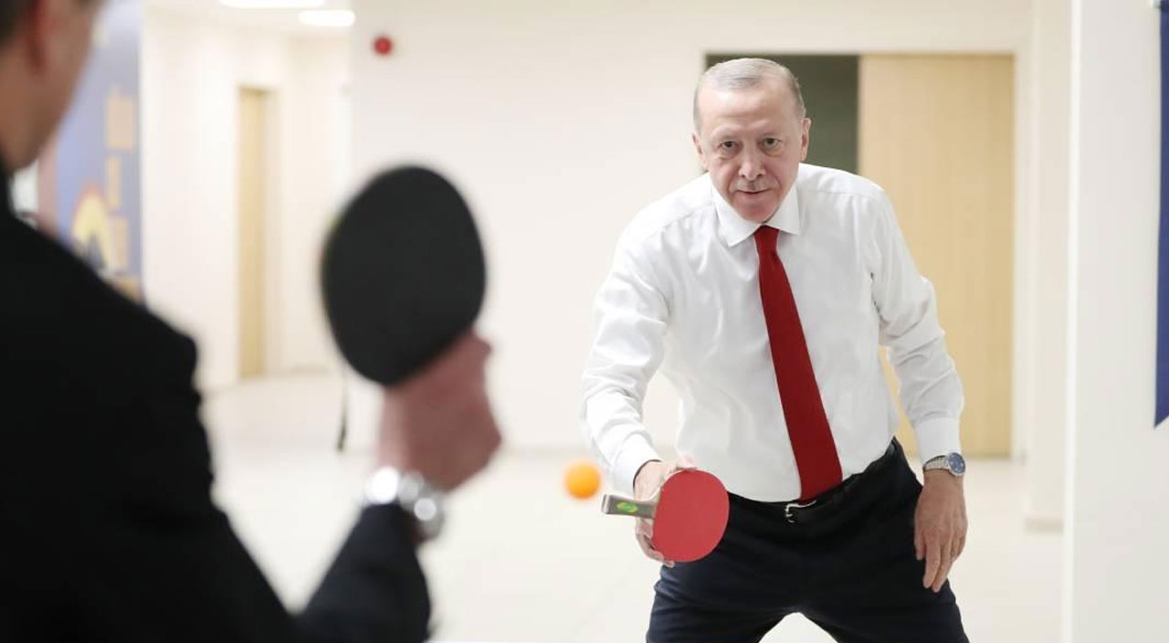 Cumhurbaşkanı Erdoğan’dan gençlere masa tenisi dersi
