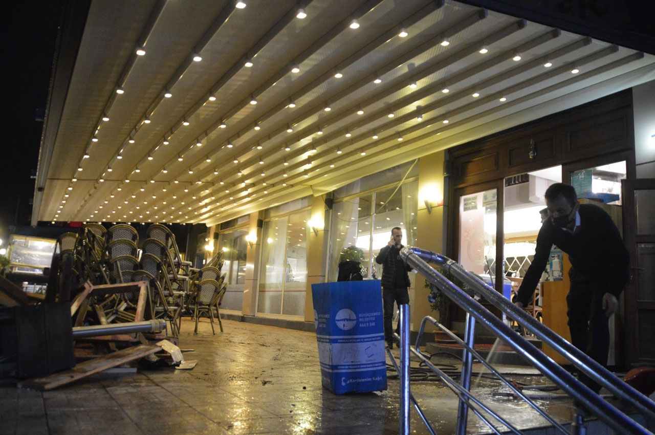 Alkollü sürücü restorana daldı, ortalık savaş alanına döndü