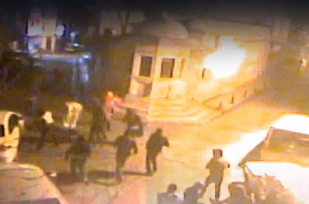 Okulu ateşe vermek isteyen teröristleri maskedeki ipucu ele verdi Okulu ateşe vermek isteyen teröristleri maskedeki ipucu ele verdi