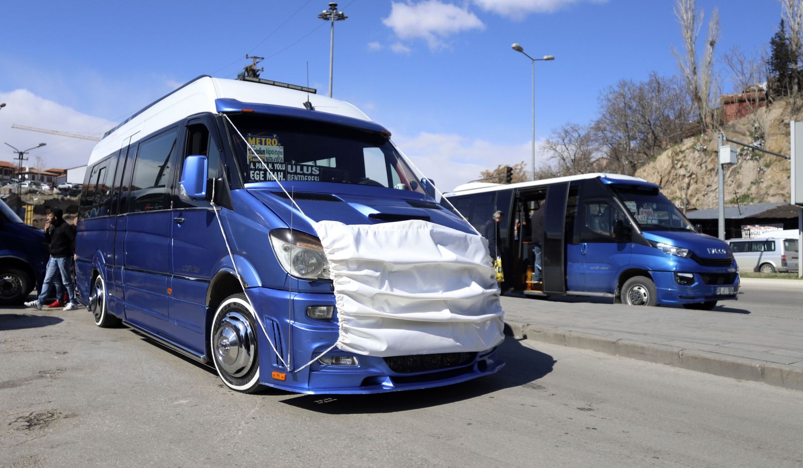 Koronavirüse dikkat çekmek için dolmuşuna maske taktı