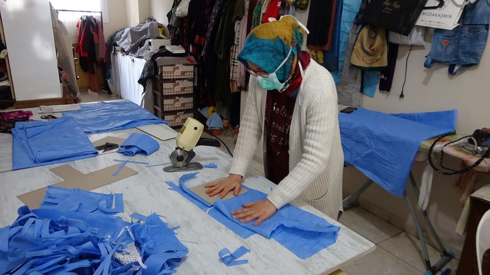 Hastane maske talep etti gönüllüler dikmeye başladı