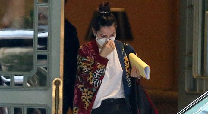 Ben Affleck çocuk maskesiyle dışarı çıktı