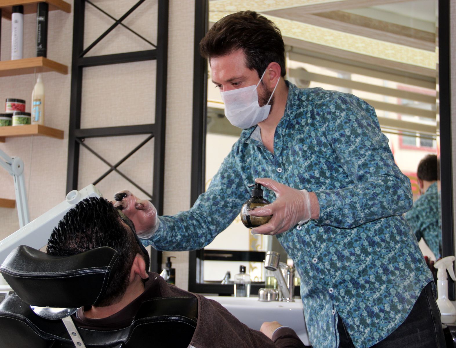 Bu kuaförde maskesiz tıraş olmak yasak
