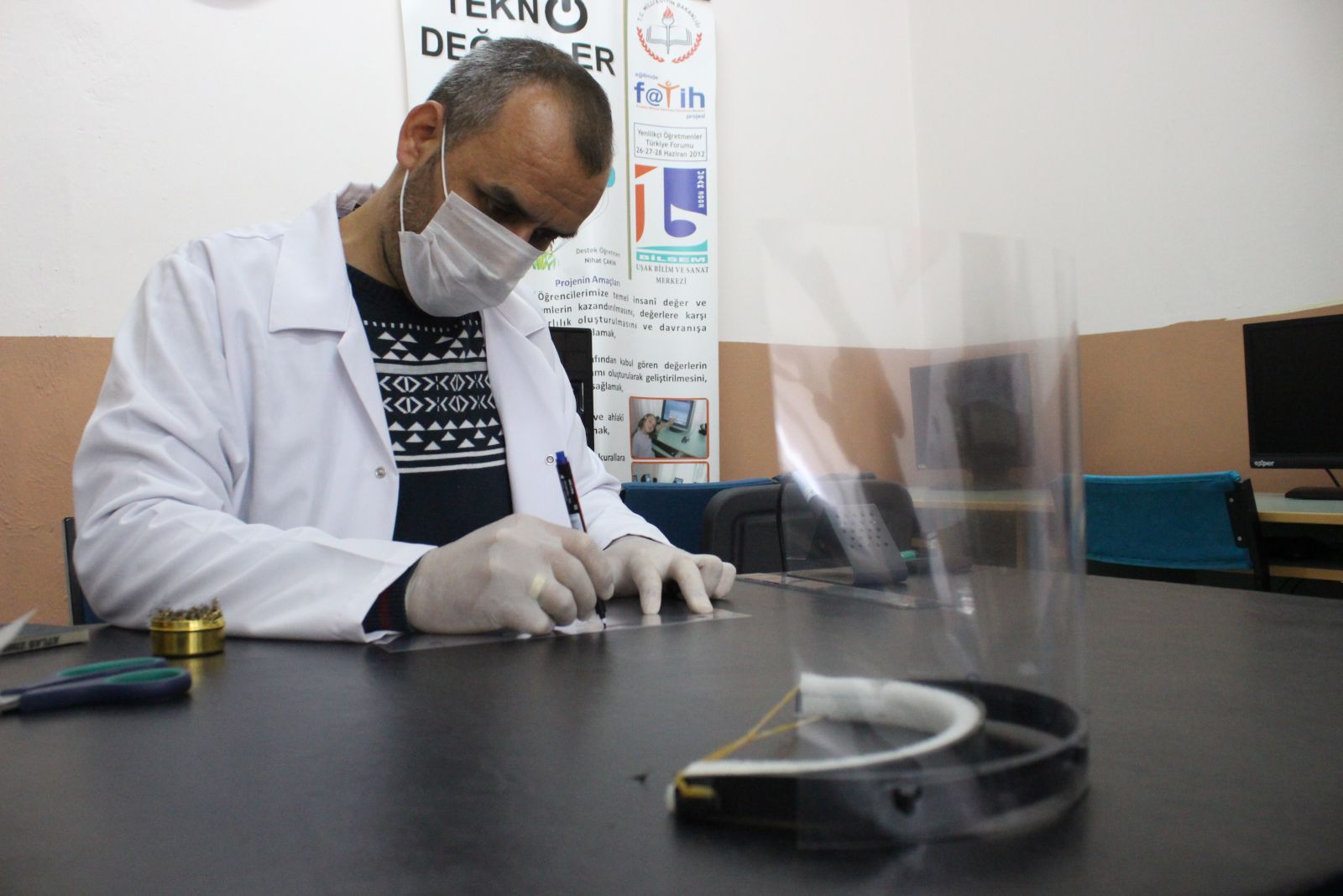 Koronavirüse karşı yüz koruyucu “siper maske” önlemi