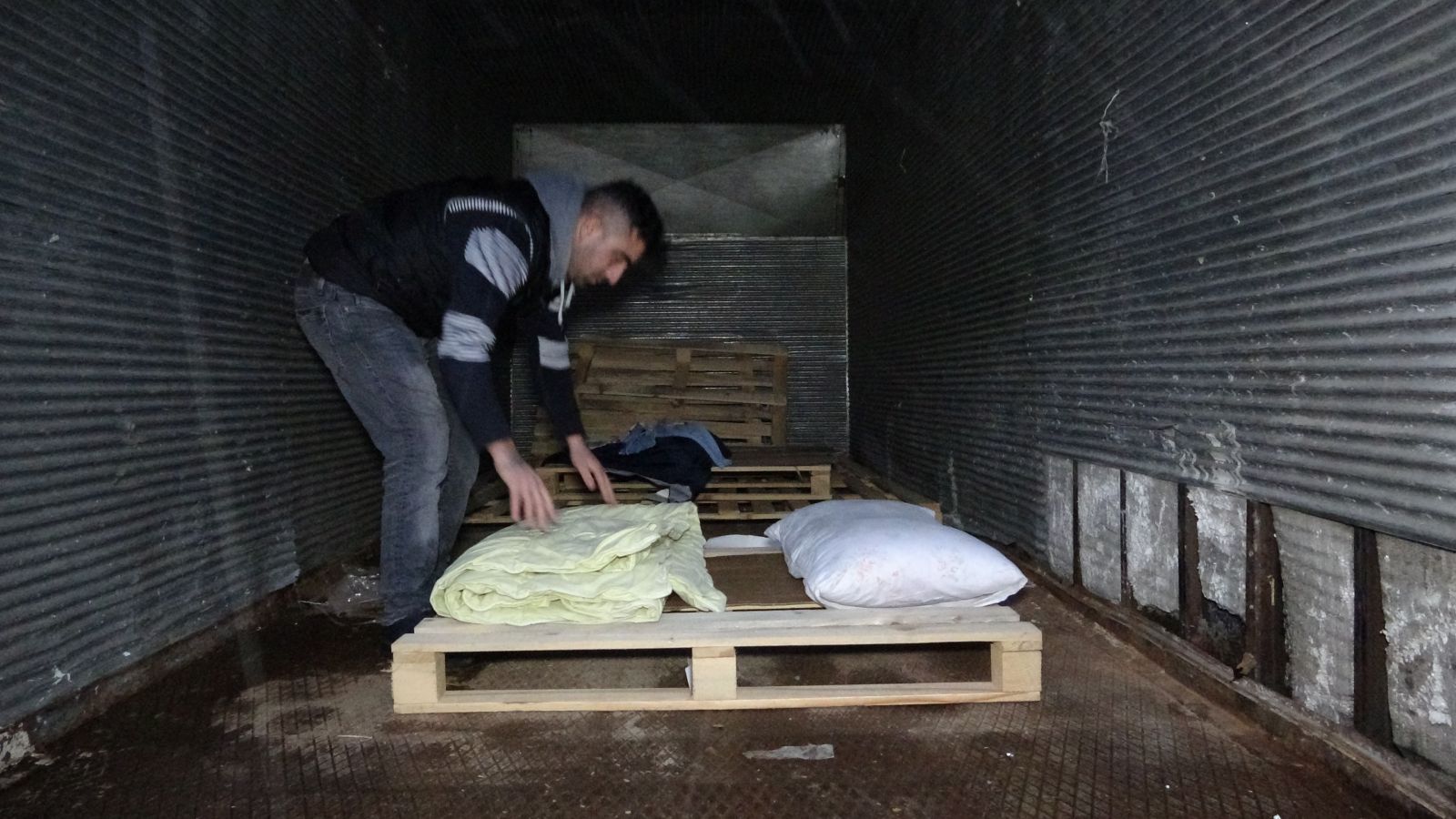 Mazot hırsızlarından bıktı, kamyon kasasında yatmaya başladı