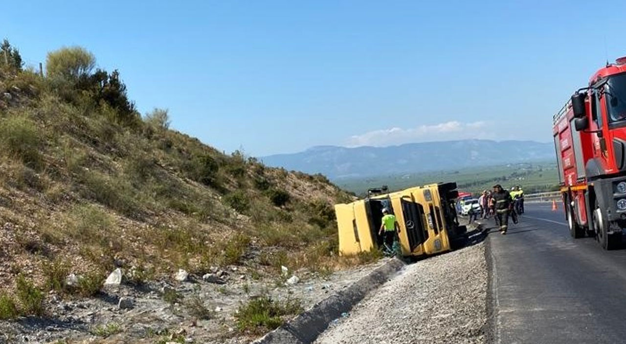 Akaryakıt tankeri yola devrildi, facianın eşiğinden kıl payı dönüldü Akaryakıt tankeri yola devrildi, facianın eşiğinden kıl payı dönüldü